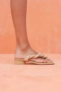 Cult Gaia Flats|Sandals><noscript><img width=